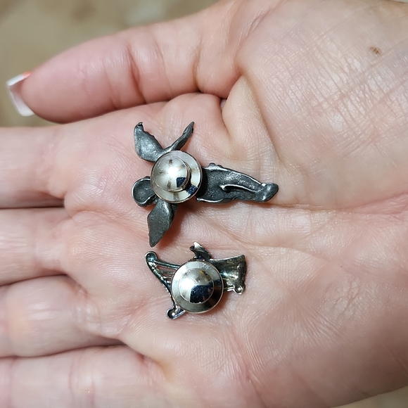 Pair Of Pewter Angel Clutch Pins - Picture 2 of 4